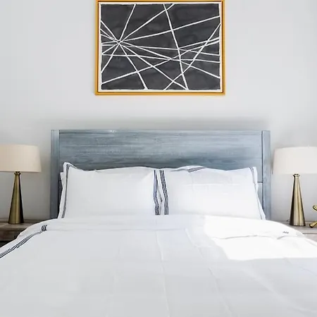 E10-2 Designer East Village Townhouse 1Br W D